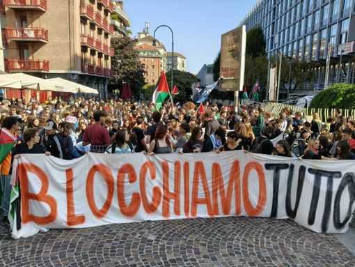 Lo striscione che accompagna la protesta degli studenti