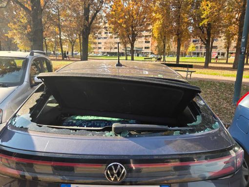 L'auto saccheggiata dai vandali