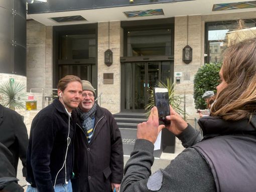 Da Daniel Brühl a Spike Lee: i fan in attesa davanti agli hotel per le star del TFF