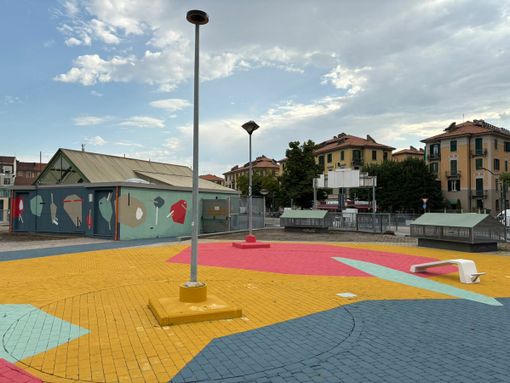 Dopo i banchi le auto, l'ex mercato coperto Racconigi 51 diventa un parcheggio