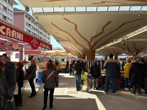 Tubo di scarico otturato, l’acqua invade i pozzetti del mercato Tubo di scarico otturato, l’acqua invade i pozzetti del mercato