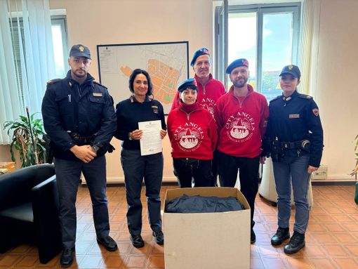 La Polizia dona ai City Angels gli indumenti sequestrati