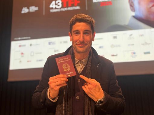 Jason Biggs mostra il passaporto italiano: “Usato la prima volta per venire a Torino”