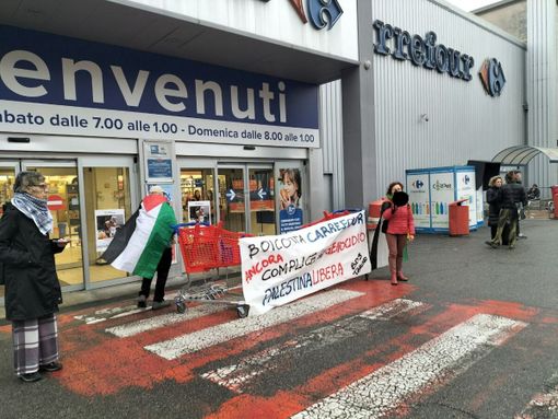 Attivisti di Ultima Generazione manifestano davanti al Carrefour di corso Turati