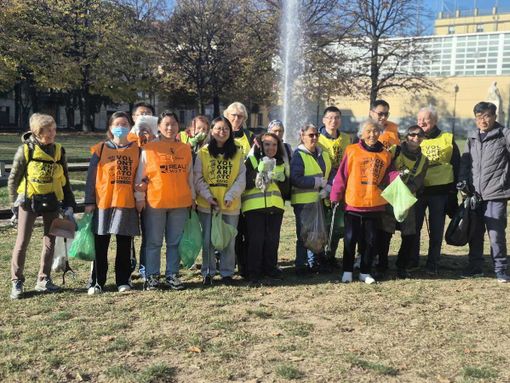 I volontari mentre puliscono i giardini del centro di Torino I volontari mentre puliscono i giardini del centro di Torino
