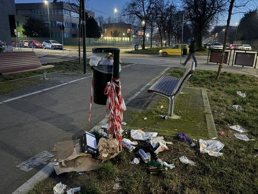 Via Marsigli trasformata in una discarica