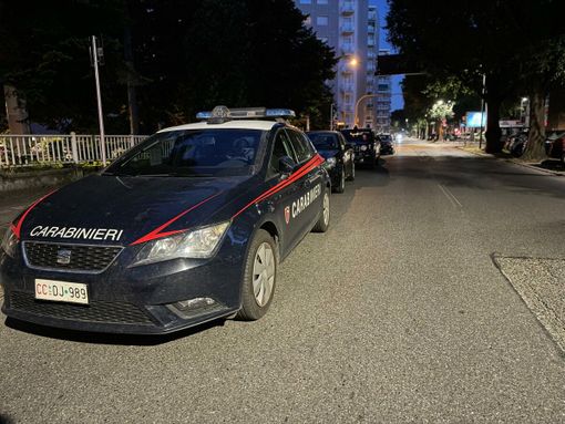 Blitz dei carabinieri in piazza Repubblica: 700 grammi di eroina scoperti in una mansarda occupata abusivamente
