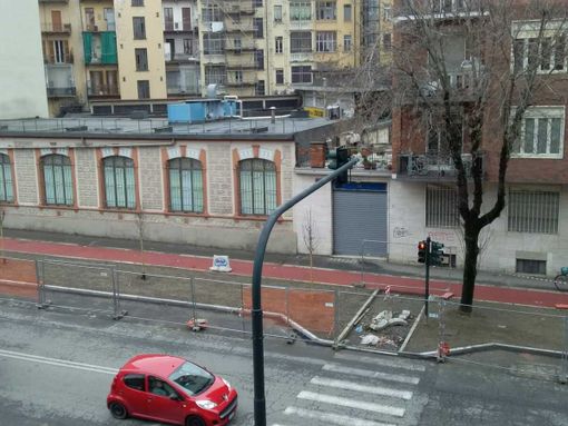 L’ex distributore (ormai dismesso) di corso Umbria "blocca" la ciclabile