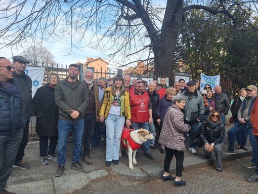 La protesta dei cittadini davanti all'ex Cesm
