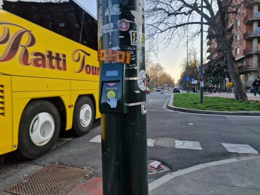 I nuovi pulsanti installati all'incrocio
