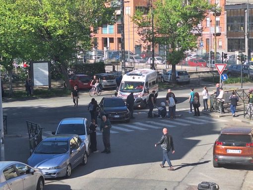 Travolto sulle strisce mentre è in bici: momenti di paura in corso Belgio Travolto sulle strisce mentre è in bici: momenti di paura in corso Belgio