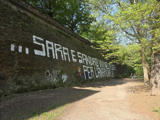 Ai Giardini Reali una gigantesca scritta dedicata alla memoria degli anarchici Sara e Sandro Ai Giardini Reali una gigantesca scritta dedicata alla memoria degli anarchici Sara e Sandro