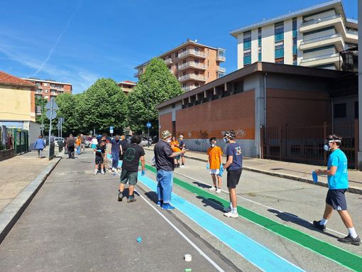 La strada scolastica si trasforma in un’opera d’arte dedicata alla pace La strada scolastica si trasforma in un’opera d’arte dedicata alla pace