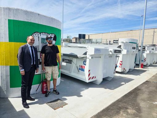Taglio del nastro per il nuovo ecocentro Taglio del nastro per il nuovo ecocentro