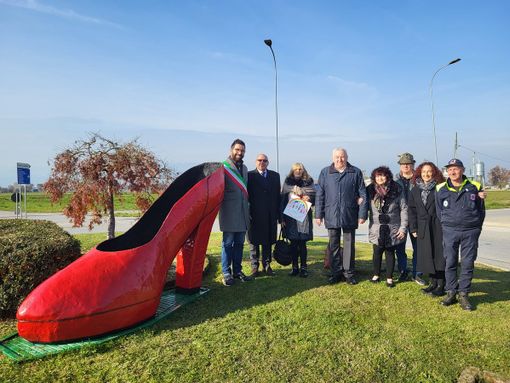 Gianluca Gavazza (Lega Salvini): "Una scarpa rossa simbolo della lotta per i diritti delle donne e contro la violenza di genere"