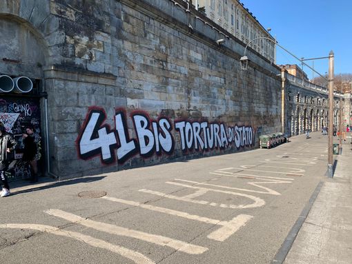 Ai Murazzi la scritta: &quot;41 bis tortura di Stato&quot;. Il Comune: &quot;Costa mille euro cancellarla&quot;