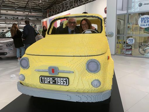 Una Fiat 500F realizzata interamente in Lego esposta al Motor Village