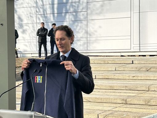 Mirafiori, inizia l’era 500 ibrida. Elkann: “Noi pronti all’elettrico, il mercato no. Torino resta centrale” [FOTO]
