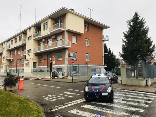 In treno ad Alba per fare razzia negli alloggi: zia e nipote del campo rom di Collegno identificate dai carabinieri In treno ad Alba per fare razzia negli alloggi: zia e nipote del campo rom di Collegno identificate dai carabinieri