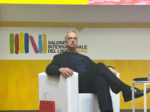 Sala strapiena per Antonio Scurati al SalTo2024