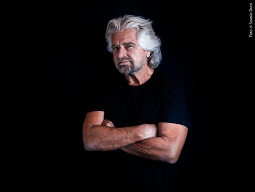 Beppe Grillo torna alle origini e si prepara ad affrontare il palcoscenico del Colosseo
