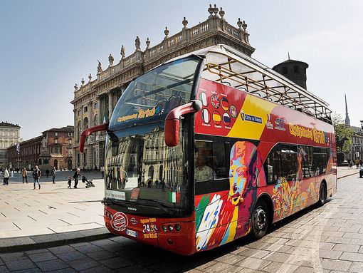 Da piazza Castello alla Tranvia per Superga con il bus turistico: per Pasqua riparte il servizio