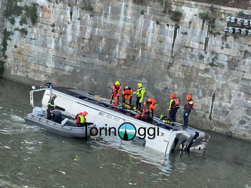 Il mezzo turistico caduto nel Po Il mezzo turistico caduto nel Po