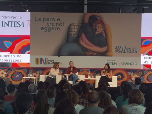 Caroline Darian al SalTo2025: in centinaia per "E ho smesso di chiamarti papà" Caroline Darian al SalTo2025: in centinaia per "E ho smesso di chiamarti papà"