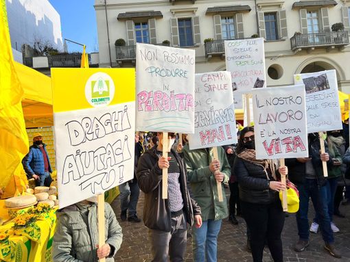 La protesta di agricoltori e allevatori in piazza Vittorio (foto credit Marco Panzarella)