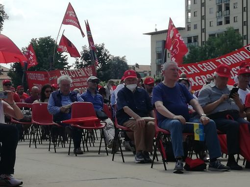 persone sedute con bandiere Cgil