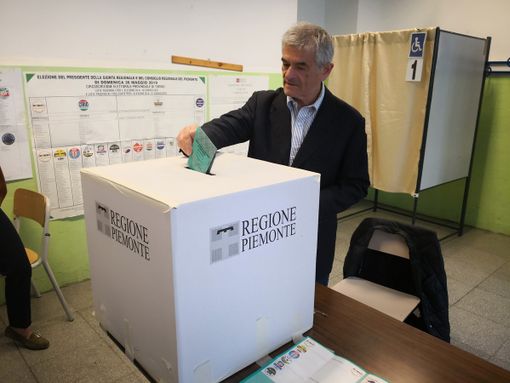 Europee e Regionali, Chiamparino al voto con il figlio Tommaso