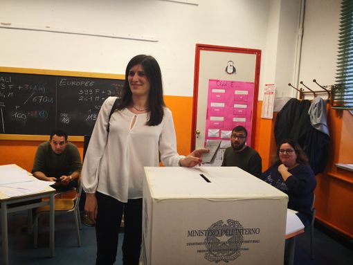 Europee e Regionali, il sindaco Appendino ai seggi con la famiglia Europee e Regionali, il sindaco Appendino ai seggi con la famiglia