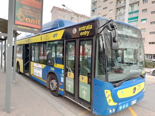 bus blu in primo piano bus blu in primo piano