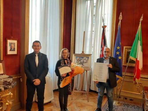 Palazzo Lascaris: donata al Consiglio regionale del Piemonte la poesia in pergamena “Mi ero persa” Palazzo Lascaris: donata al Consiglio regionale del Piemonte la poesia in pergamena “Mi ero persa”