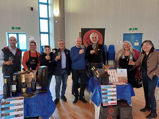 Foto di gruppo di persone a una presentazione ufficiale