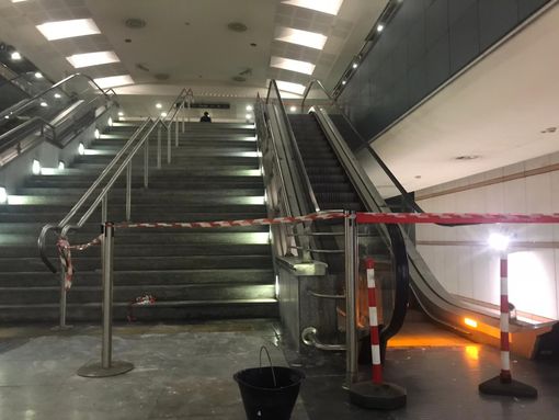 Paura alla stazione metro Monte Grappa: controsoffitto crolla sulle scale mobili (FOTO e VIDEO) Paura alla stazione metro Monte Grappa: controsoffitto crolla sulle scale mobili (FOTO e VIDEO)