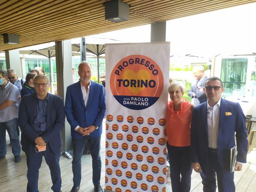 Tavolino con persone sedute Tavolino con persone sedute