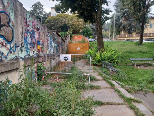 Erba alta, rifiuti e scala dissestata da mesi: regna il degrado attorno al Motovelodromo