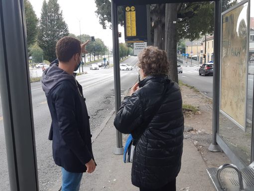 Buche e asfalto dissestato alle fermate bus di corso Potenza: "Sono pericolose". Gtt replica: "Le sposteremo"