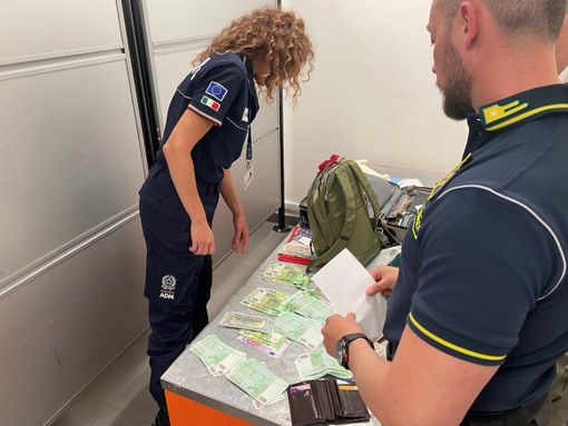 Sbarcato a Caselle dal Canada con 10mila euro e assegni in bianco: sospettato di riciclaggio