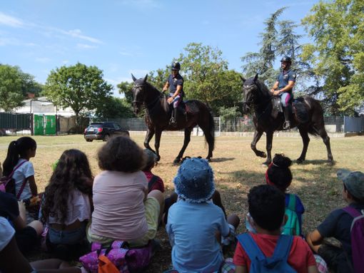 La polizia fa &quot;lezione&quot; di legalità ai ragazzi dei centri estivi