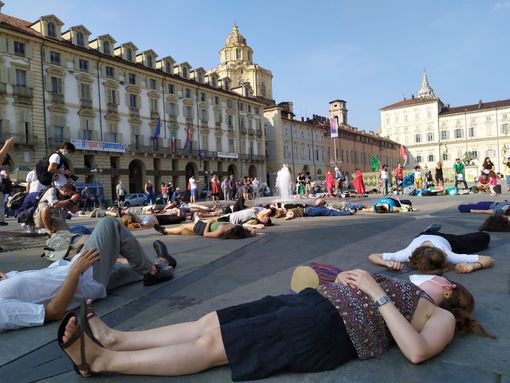 Extinction Rebellion conquista Piazza Castello e rilancia l'appello ai media: “Dite la verità sulla crisi climatica” Extinction Rebellion conquista Piazza Castello e rilancia l'appello ai media: “Dite la verità sulla crisi climatica”