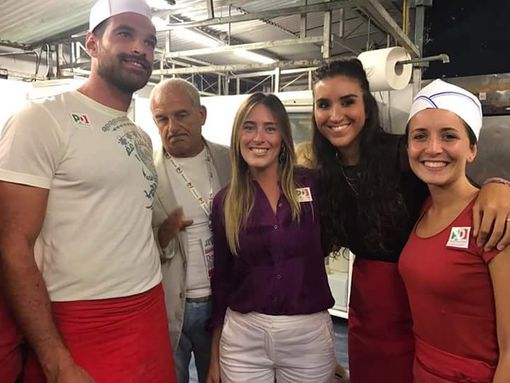 Boschi a Torino per la Festa del Pd: un esercito di selfie Boschi a Torino per la Festa del Pd: un esercito di selfie
