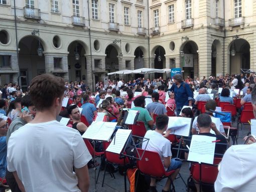 L’emozione di un’orchestra improvvisata in piazza a Torino (FOTO)
