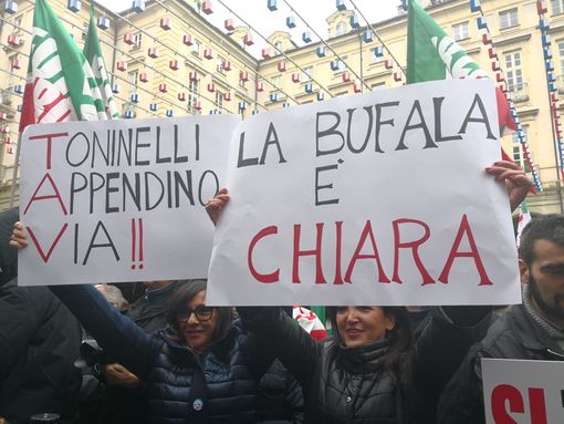 Forza Italia, oltre mille persone in piazza per il sì alla Tav. Berlusconi: "Infrastruttura decisiva per il futuro del Piemonte" Forza Italia, oltre mille persone in piazza per il sì alla Tav. Berlusconi: "Infrastruttura decisiva per il futuro del Piemonte"