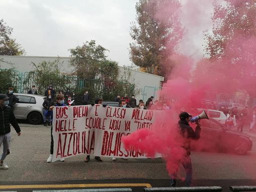Foto tratte dal profilo Facebook di Fronte della Gioventù Comunista - Torino Foto tratte dal profilo Facebook di Fronte della Gioventù Comunista - Torino