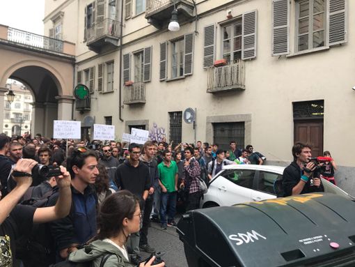 Contro G7: corteo in centro, scontri con la polizia. Occupato Palazzo Nuovo. Due fermati (FOTO, VIDEO E AGGIORNAMENTI CONTINUI)