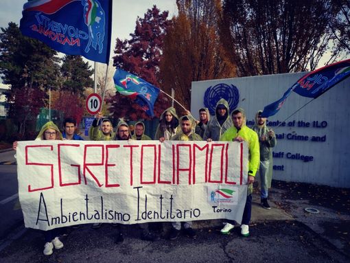 Clima, blitz di Gioventù nazionale al Campus dell'Onu di Torino: &quot;Vogliamo essere ascoltati come Greta&quot;