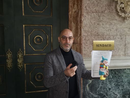 Una calza piena di carbone a Lo Russo: "Questa è la delusione dei residenti di Barriera per la fermata tagliata della Metro 2" Una calza piena di carbone a Lo Russo: "Questa è la delusione dei residenti di Barriera per la fermata tagliata della Metro 2"