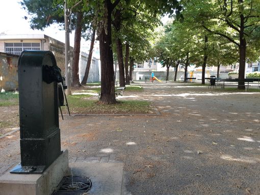 giardini di torino con fontanella in primo piano